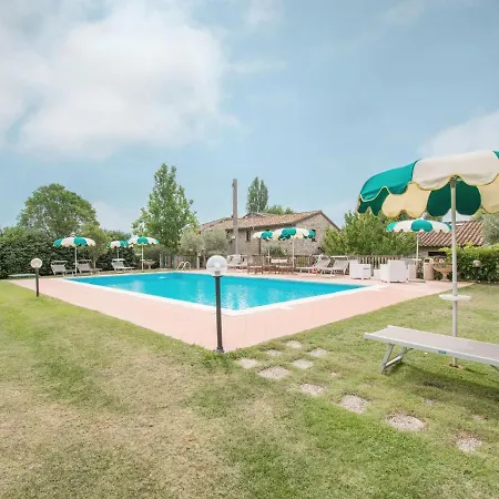 Quaint In With Swimming Pool Semesterbostad